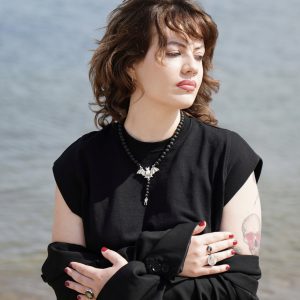 Naszyjnik nietoperz - lawa prasowana